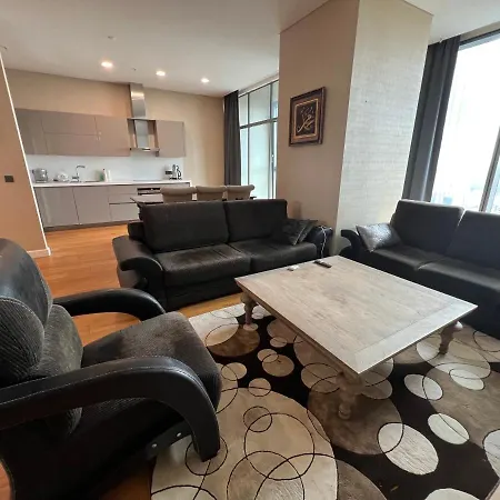 Skyland Apartman *